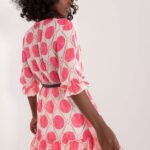 Robe Blanche Courte Et Legere Avec Des Cercles Roses
