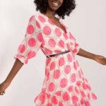 Robe Blanche Courte Et Legere Avec Des Cercles Roses 2