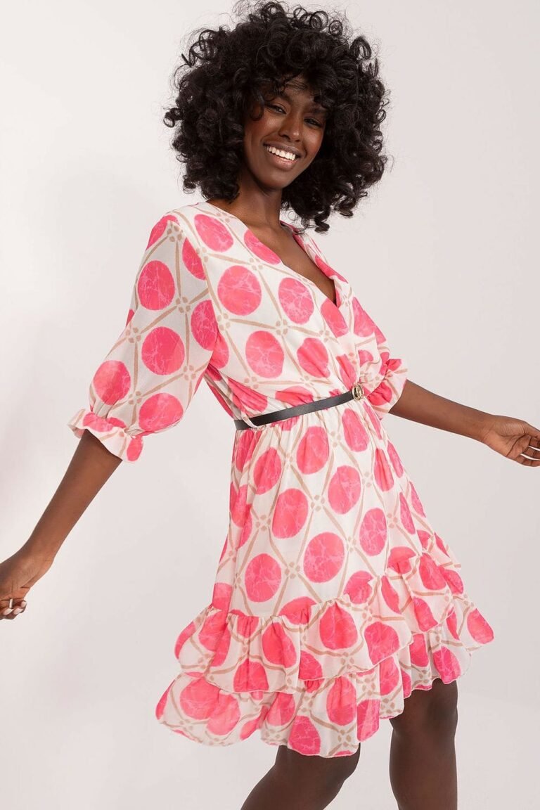 Robe Blanche Courte Et Legere Avec Des Cercles Roses 2