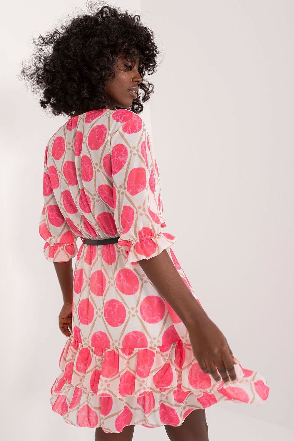 Robe Blanche Courte Et Legere Avec Des Cercles Roses