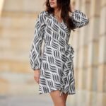 Robe Champetre Courte A Motif Manches Longues Gris Et Blanc 36