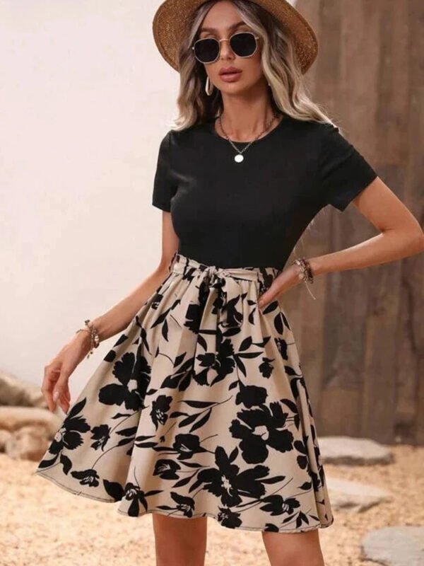 Robe Courte Casual Avec Jupe Fleurie Beige Et Noir S