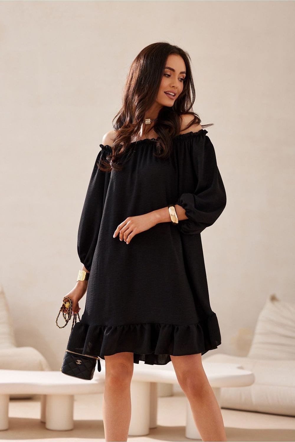 Robe Courte Noire Epaules Denudees Chic 2
