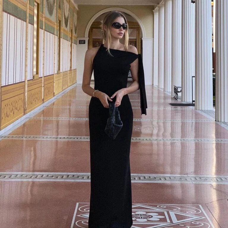 Robe De Soiree Longue Avec Une Epaule Denudee