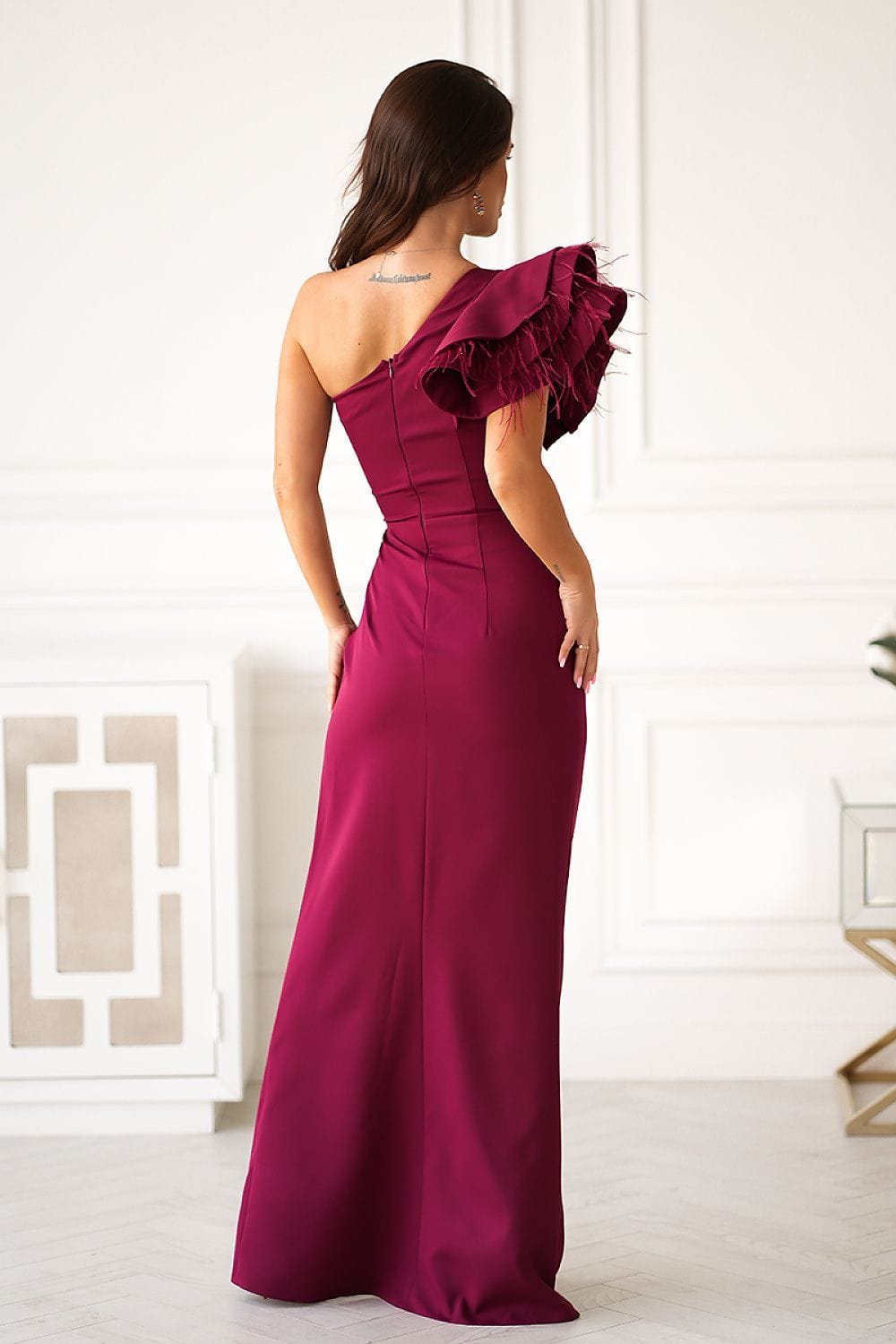 Robe De Soiree Longue Haut Asymetrique Avec Des Plumes Decoratives 10