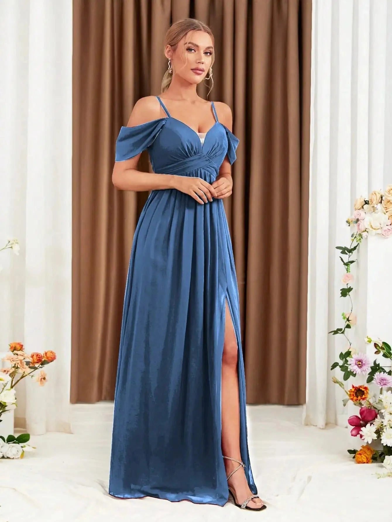 Robe Demoiselle Dhonneur Bleue Decolletee En Coeur 2