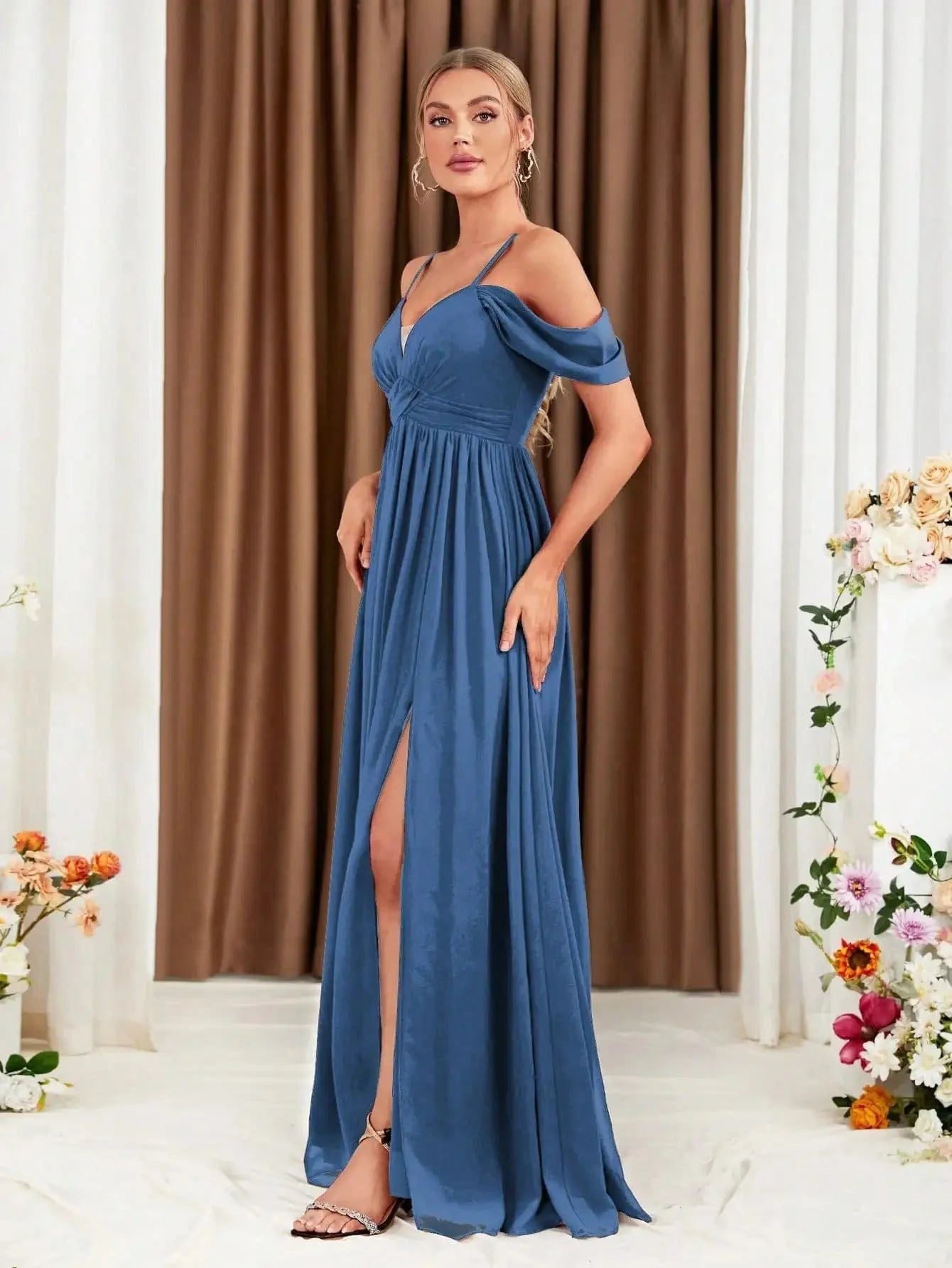 Robe Demoiselle Dhonneur Bleue Decolletee En Coeur