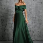Robe Invitee De Mariage Taupe Avec Epaules Denudees 3