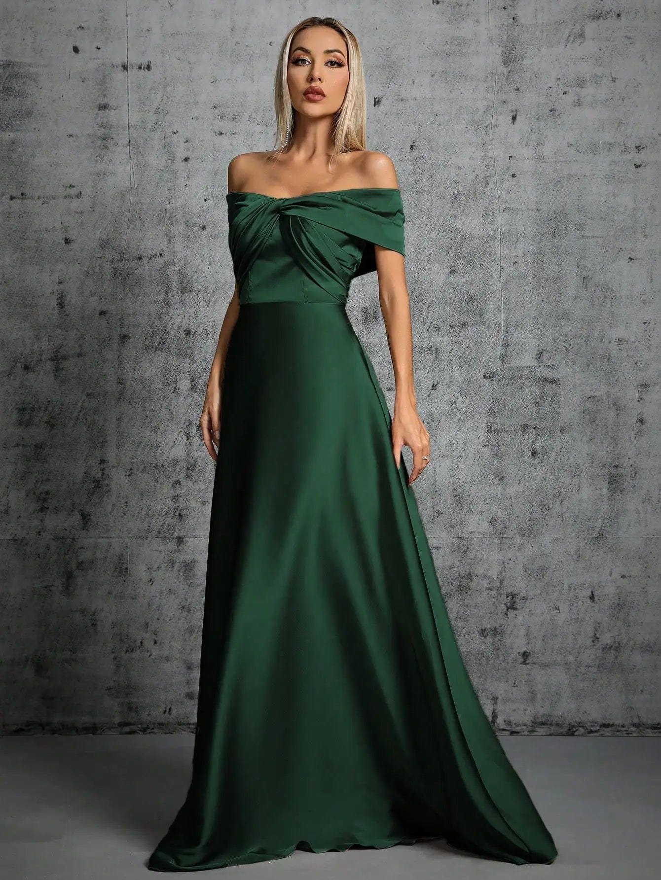 Robe Invitee De Mariage Taupe Avec Epaules Denudees 3