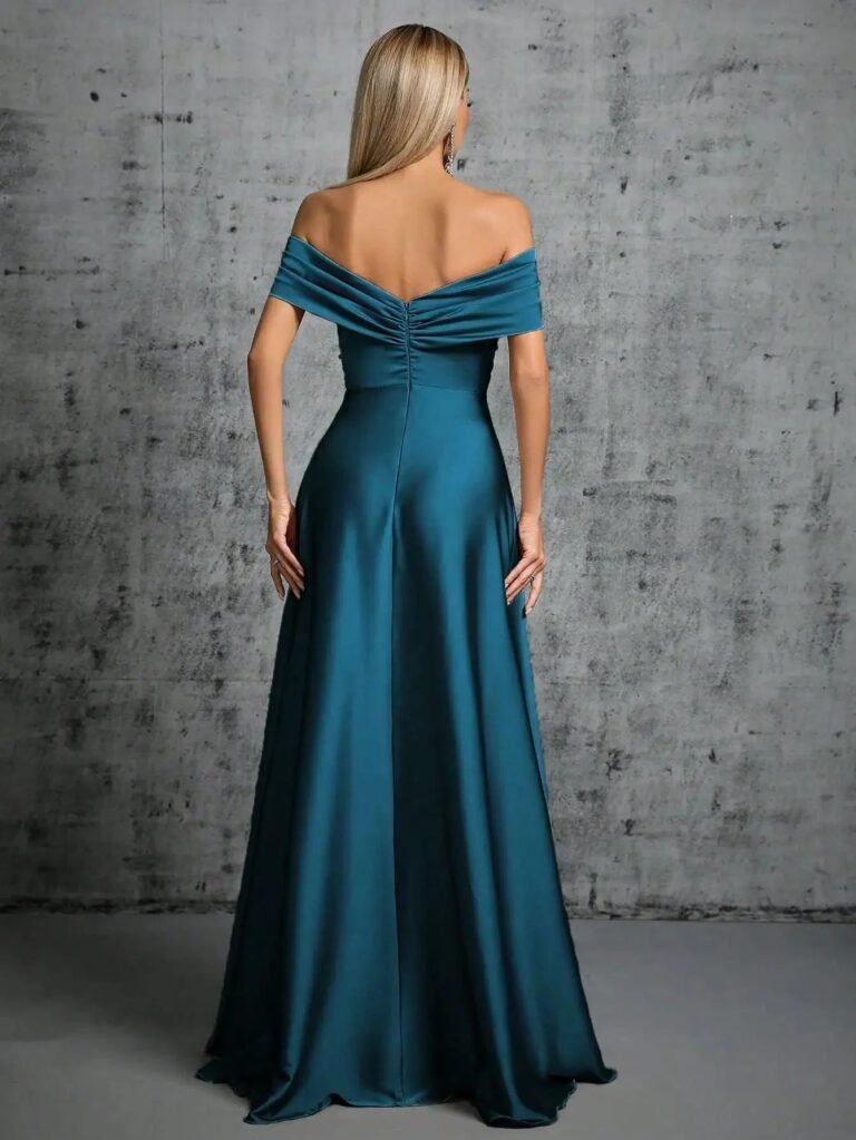 Robe Invitee De Mariage Taupe Avec Epaules Denudees 5