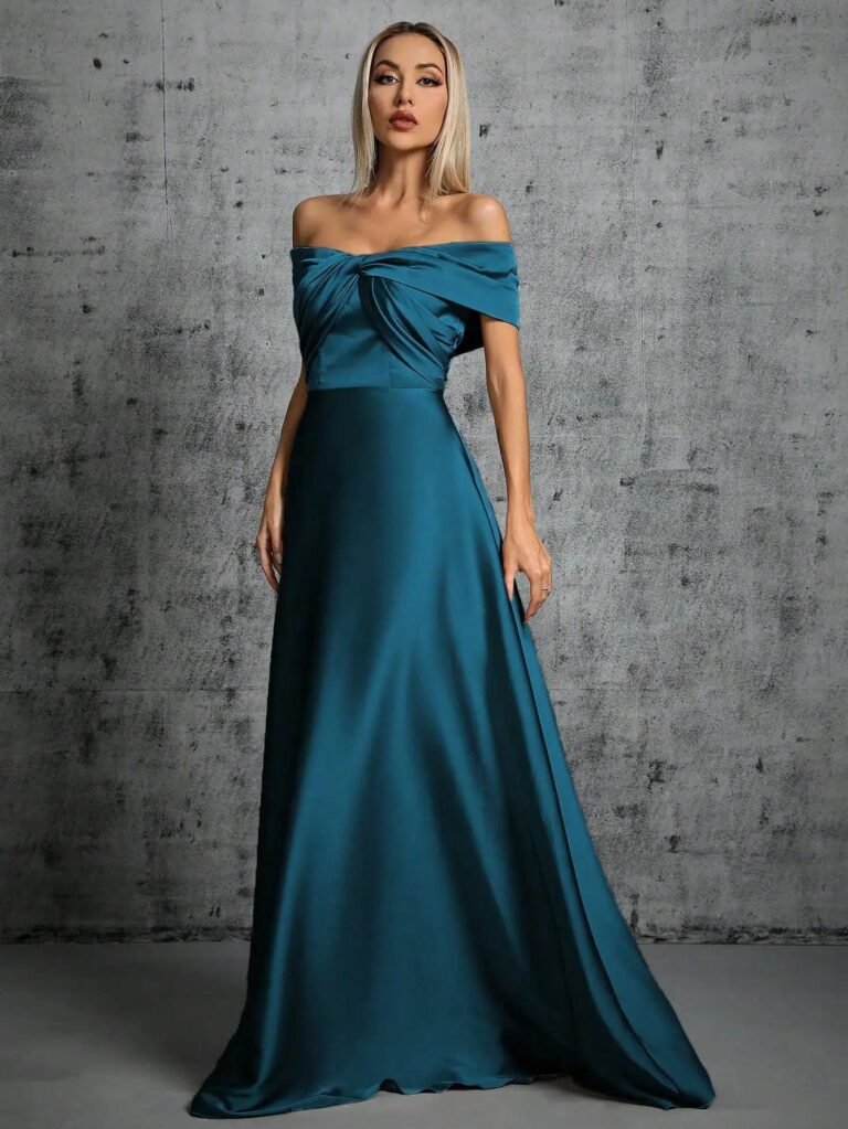 Robe Invitee De Mariage Taupe Avec Epaules Denudees 6