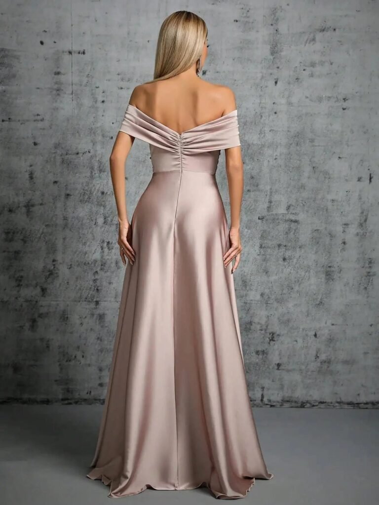 Robe Invitee De Mariage Taupe Avec Epaules Denudees 8