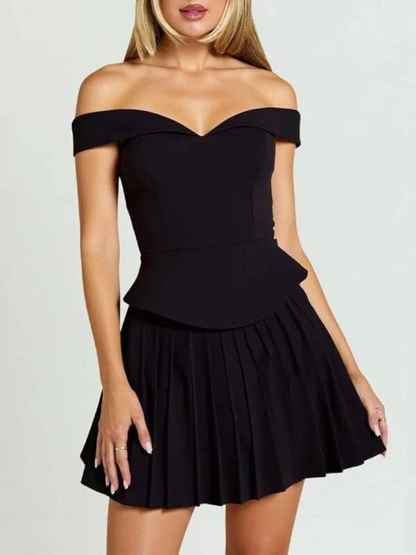 Robe Noire Courte A Epaules Denudees Et Jupe Plissee Noir S