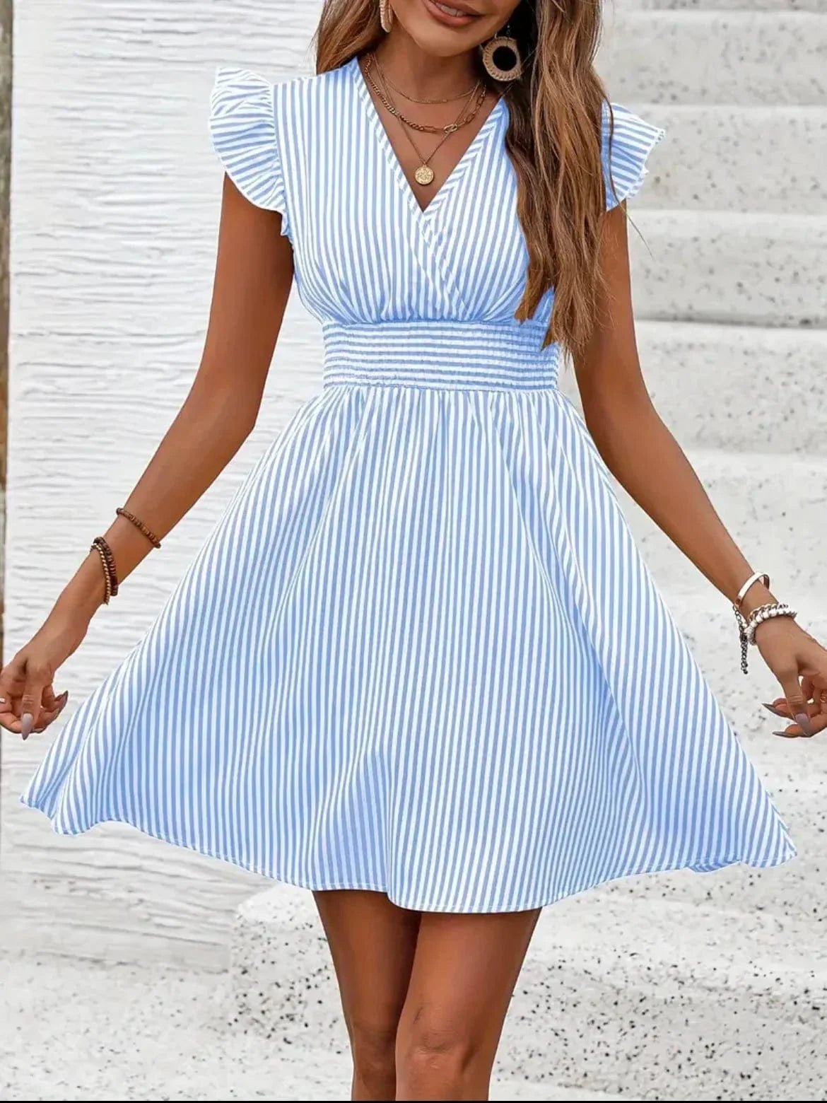 Robe Rayee Bleu Et Blanc Avec Decollete En V 2