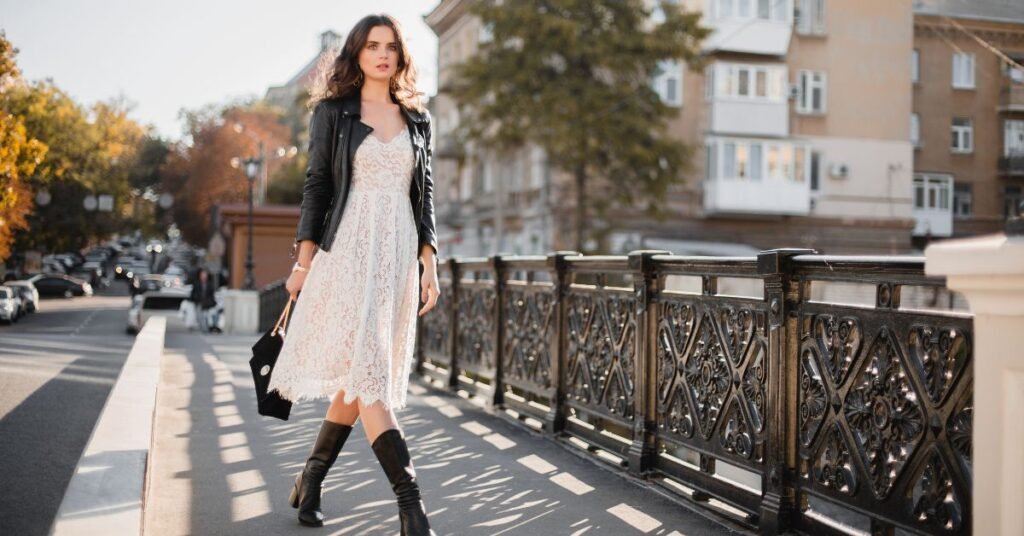 Femme en robe blanche en dentelle et veste en cuir noir, look romantique et audacieux pour un premier rendez-vous en ville