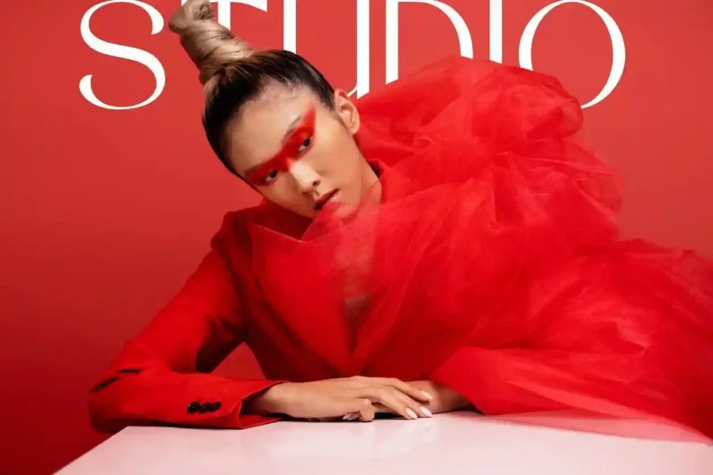 femme qui porte une robe haute couture rouge